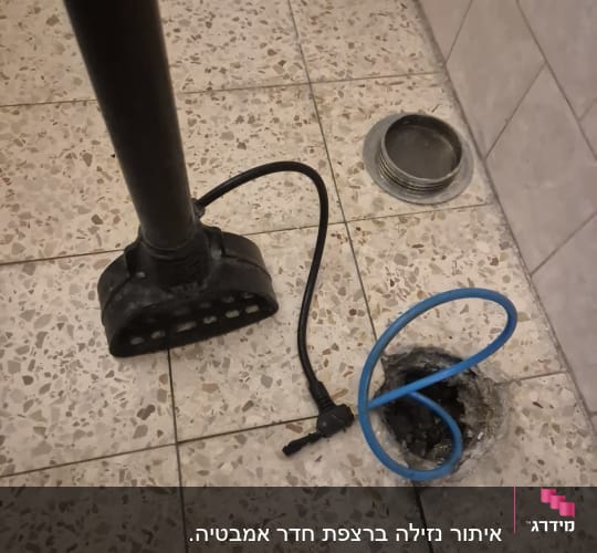 צינור כחול וציוד על רצפת אריחים